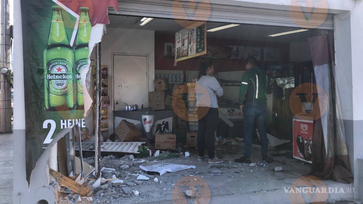 $!Camión termina incrustado en expendio de licores en la colonia Morelos de Saltillo