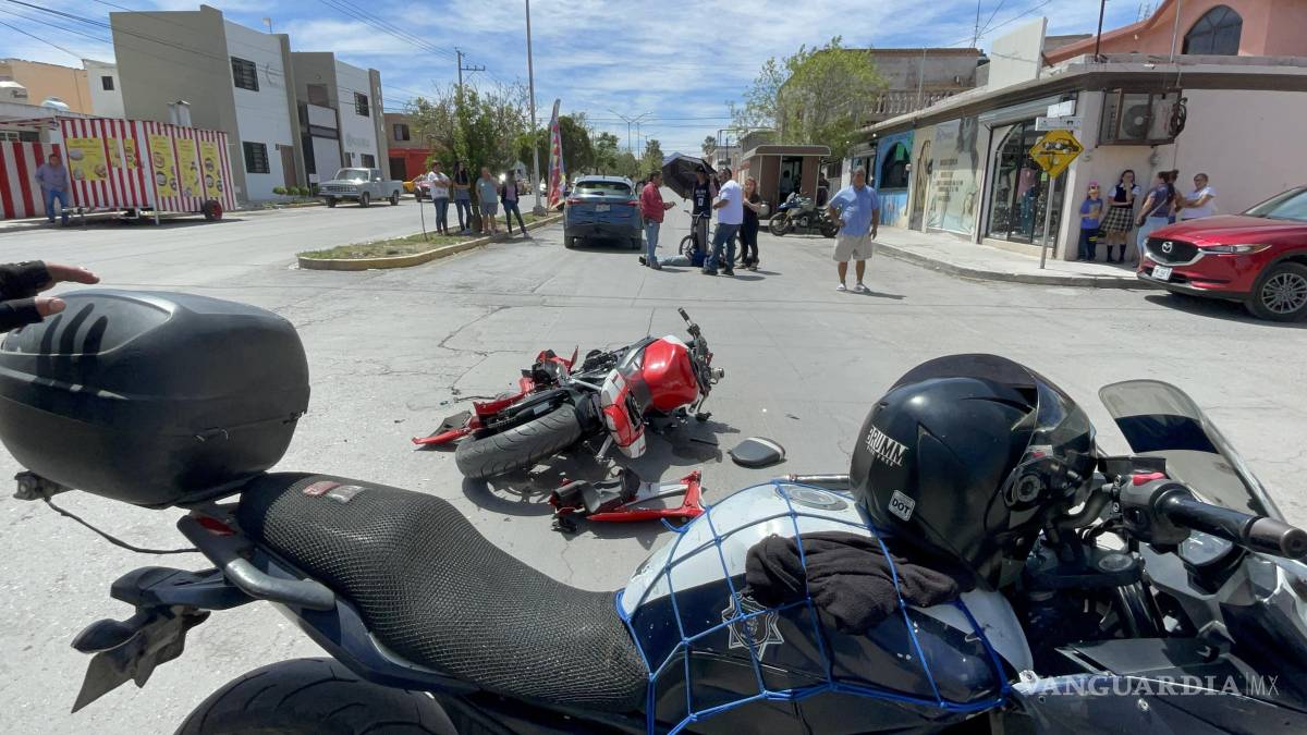 Motociclista se impacta contra camioneta en Saltillo