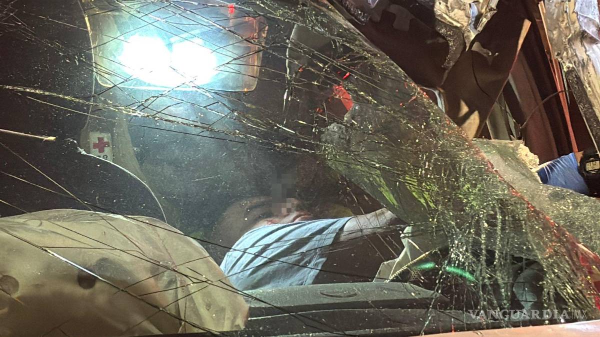 $!Bomberos utilizan equipo hidráulico para liberar al conductor atrapado entre los hierros retorcidos.