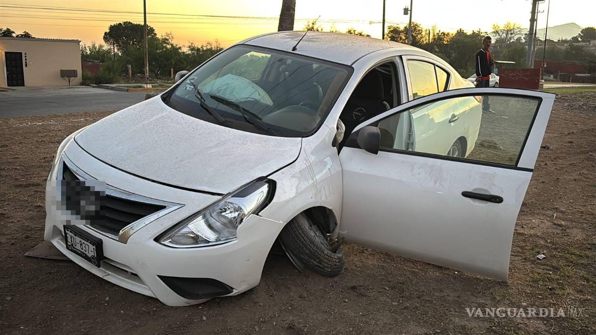 $!Un Nissan Versa y una camioneta Jeep también sufrieron daños al colisionar con los restos.