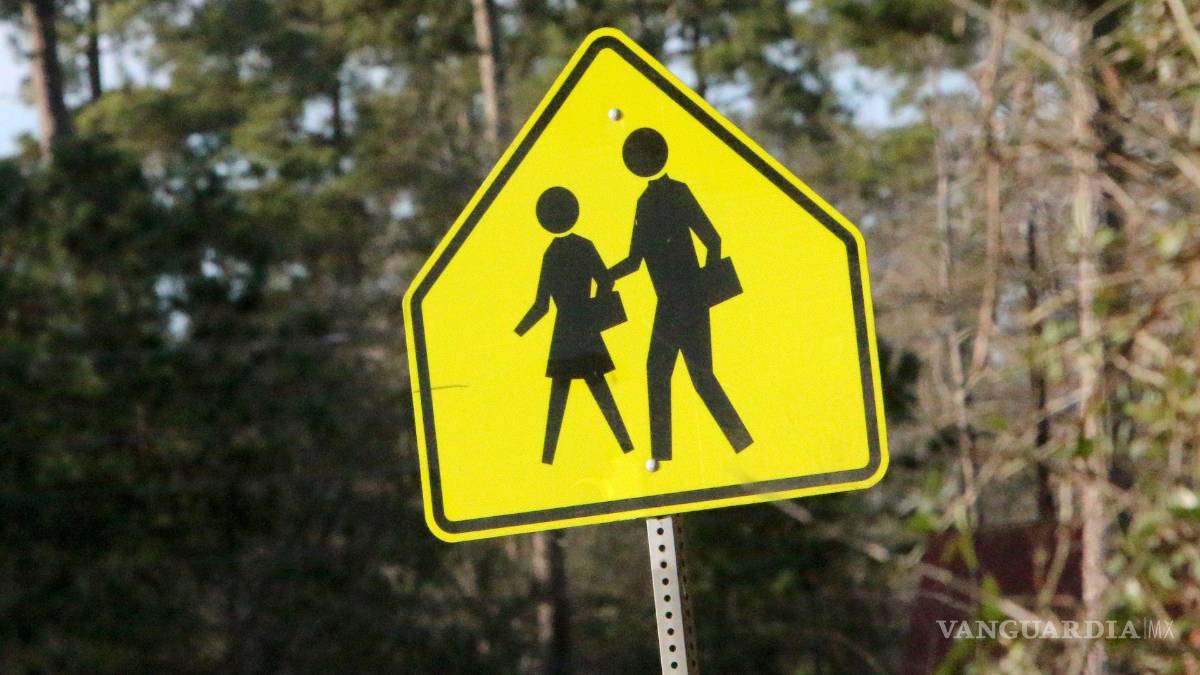 $!Aunque en algunos sitios está señalado el cruce peatonal, las dobles filas invaden dichos espacios.