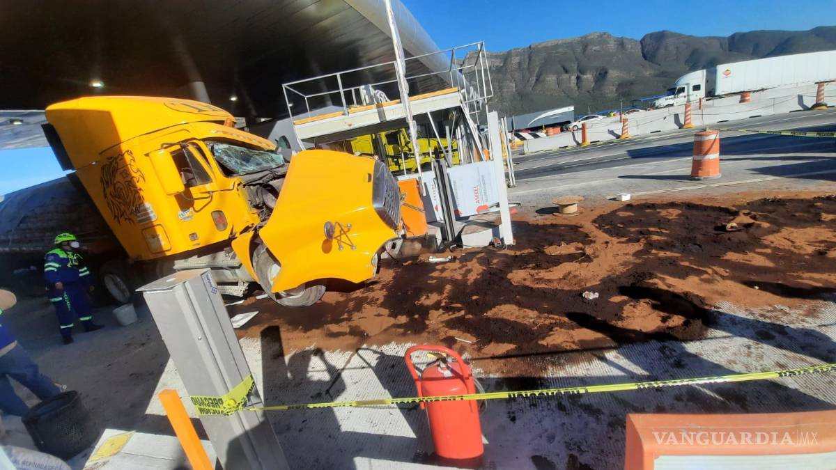 Ahora en la Saltillo-Monterrey; tráiler sin frenos se lleva caseta de cobro