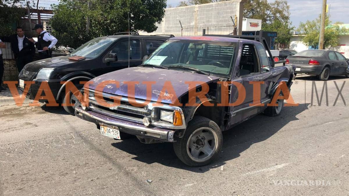 $!Conductor estrella su carro contra camioneta en colonia de Saltillo