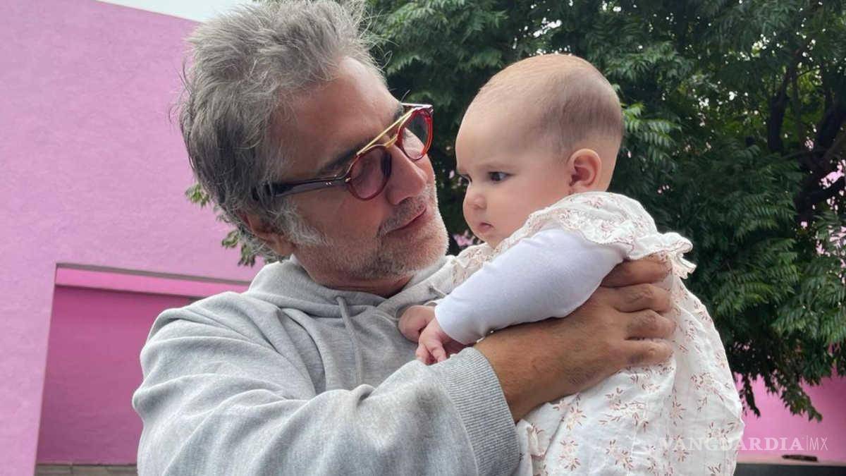 $!Alejandro Fernández enloqueció de amor por sus nietas Cayetana y Mía.