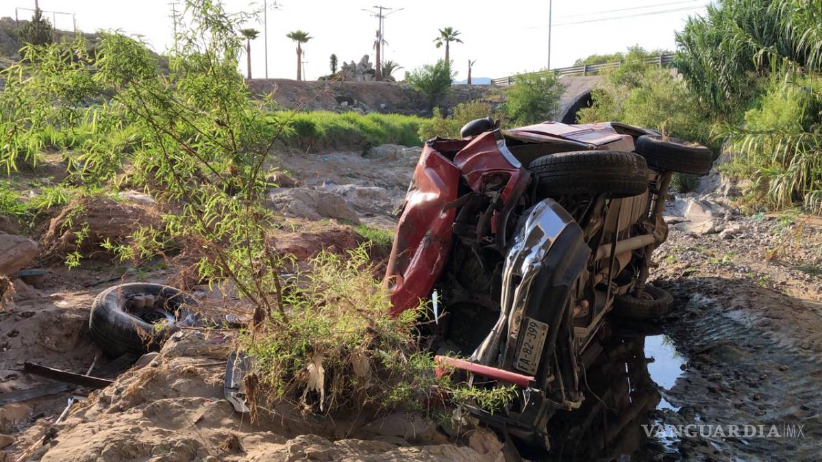 $!Chocan camioneta y la mandan al arroyo en Ramos Arizpe