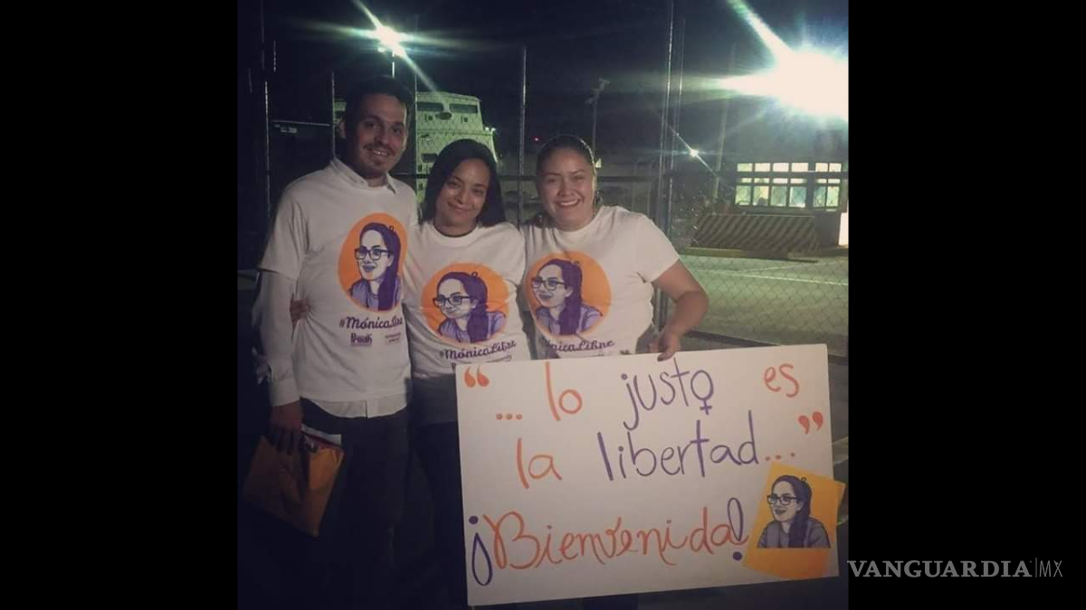 $!Mónica Esparza fuera del penal federal el día que obtuvo su libertad