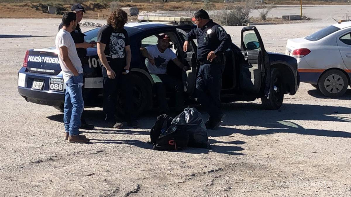 $!Dos heridos deja choque contra valla de contención en la carretera Monterrey-Saltillo