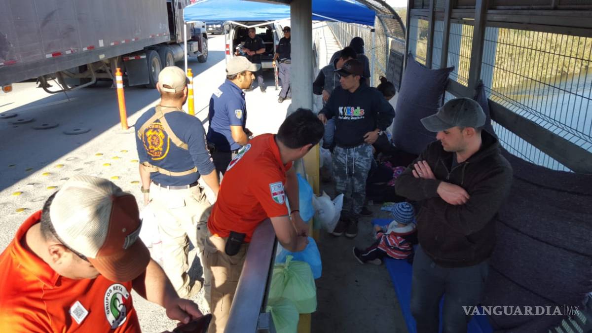 $!Migrantes cubanos y africanos llegan a Acuña