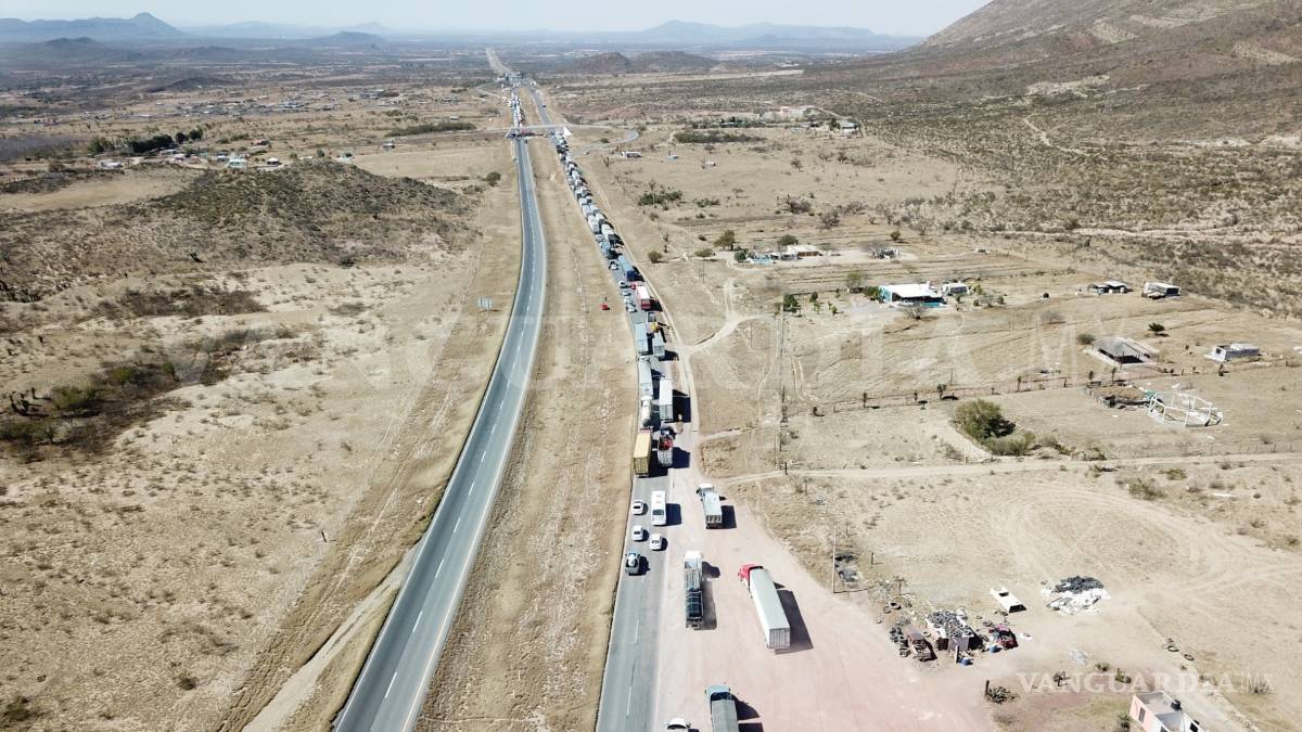 $!Caos por 6 horas en autopista de Coahuila; 200 campesinos bloquean vías para exigir cierre de basurero tóxico