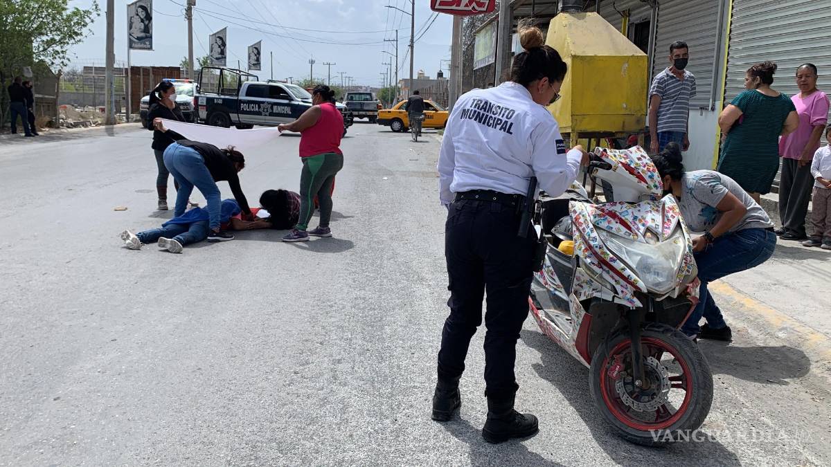 Saltillo: derrapa mujer en moto junto con su hijo menor de edad
