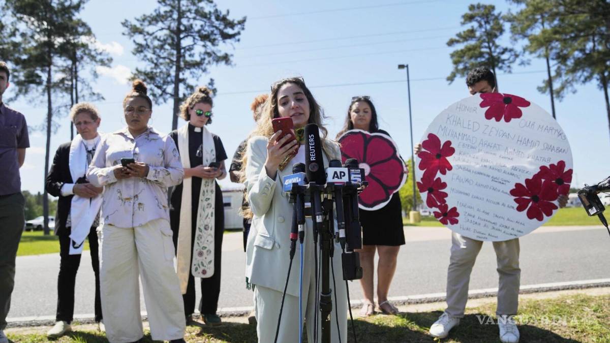$!La abogada de derechos humanos Sabrine Mohamed lee un mensaje de Mahmoud Khalil, el activista de la Universidad de Columbia que enfrenta la deportación.