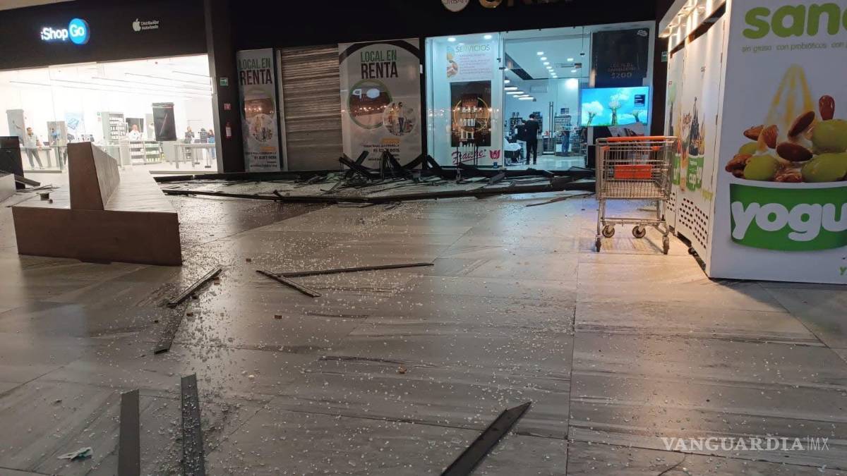 $!La zona comercial también fue impactada por el colapso parcial de un techo.