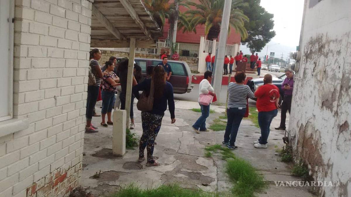 $!Marchan viudas de Pasta de Conchos y exigen el rescate de los 63 mineros atrapados