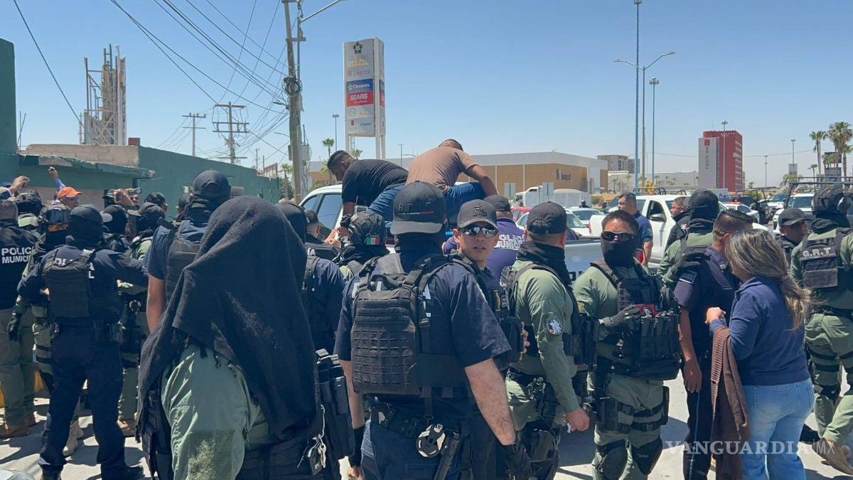 $!Una mujer fue detenida mientras los manifestantes coreaban consignas contra la policía.