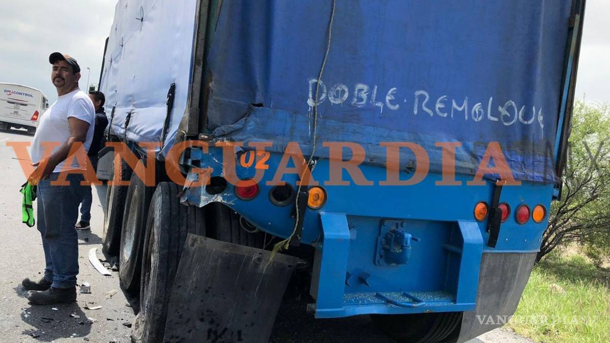 $!Mujer se estrella de lleno contra tráiler en Saltillo