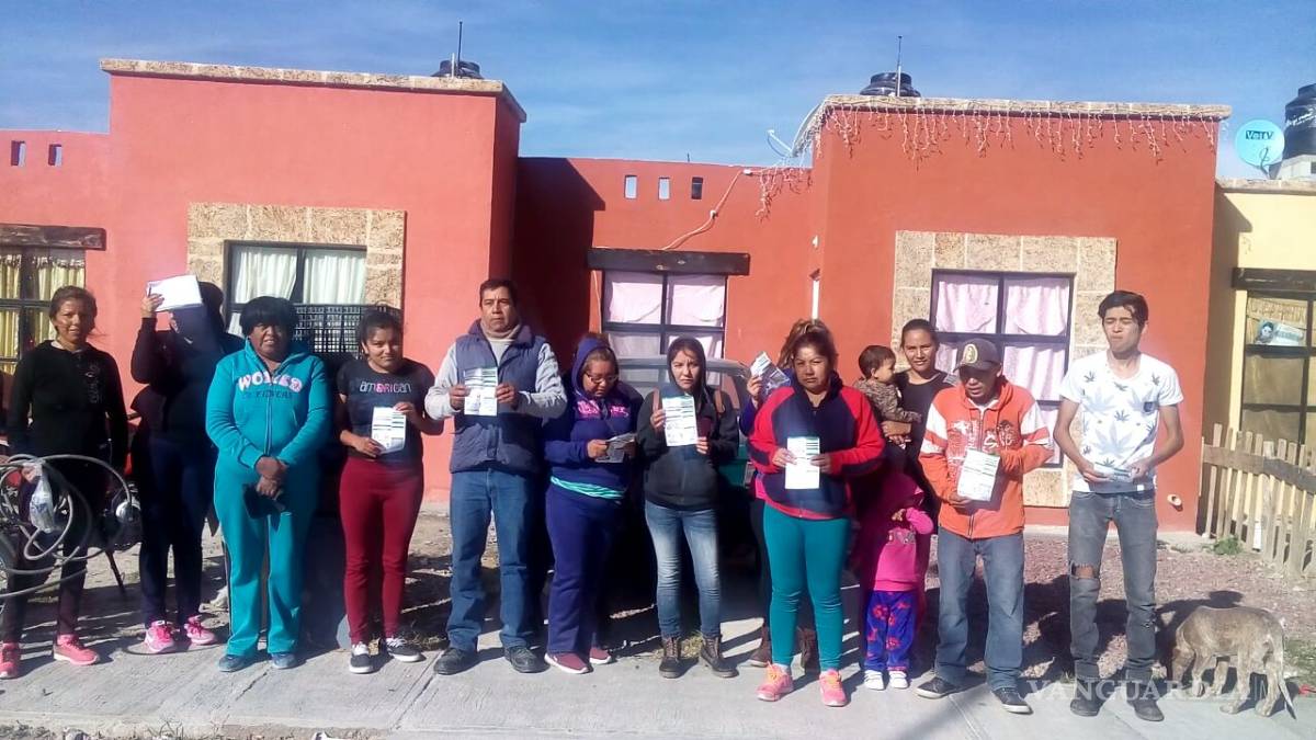 Protestan vecinos de Parras por altos cobros de hasta 5 mil pesos en los recibos de la luz