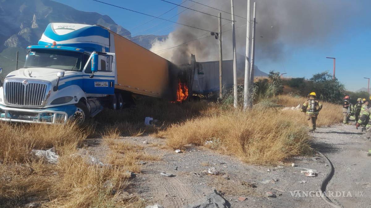 Tráiler de doble remolque cargado de pacas de cartón se incendia en la Carretera a Saltillo