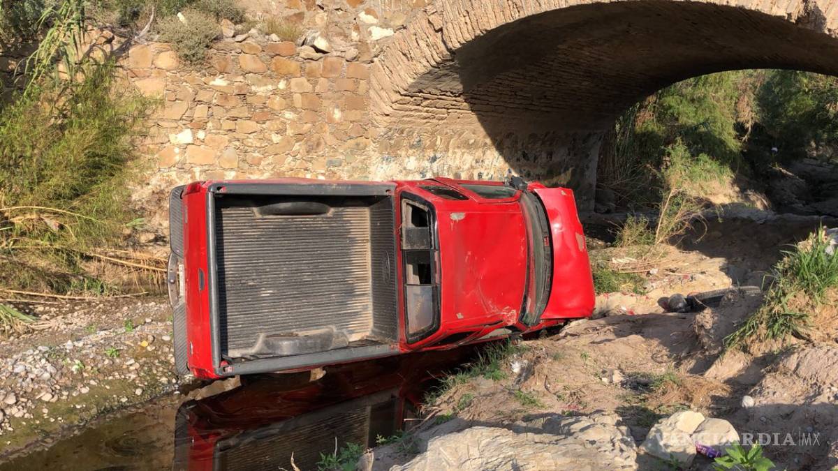Chocan camioneta y la mandan al arroyo en Ramos Arizpe