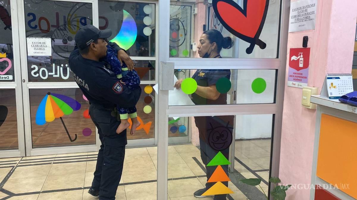 Detienen a mujer por abandonar a su hijo de dos años en la puerta de una casa en Nuevo León