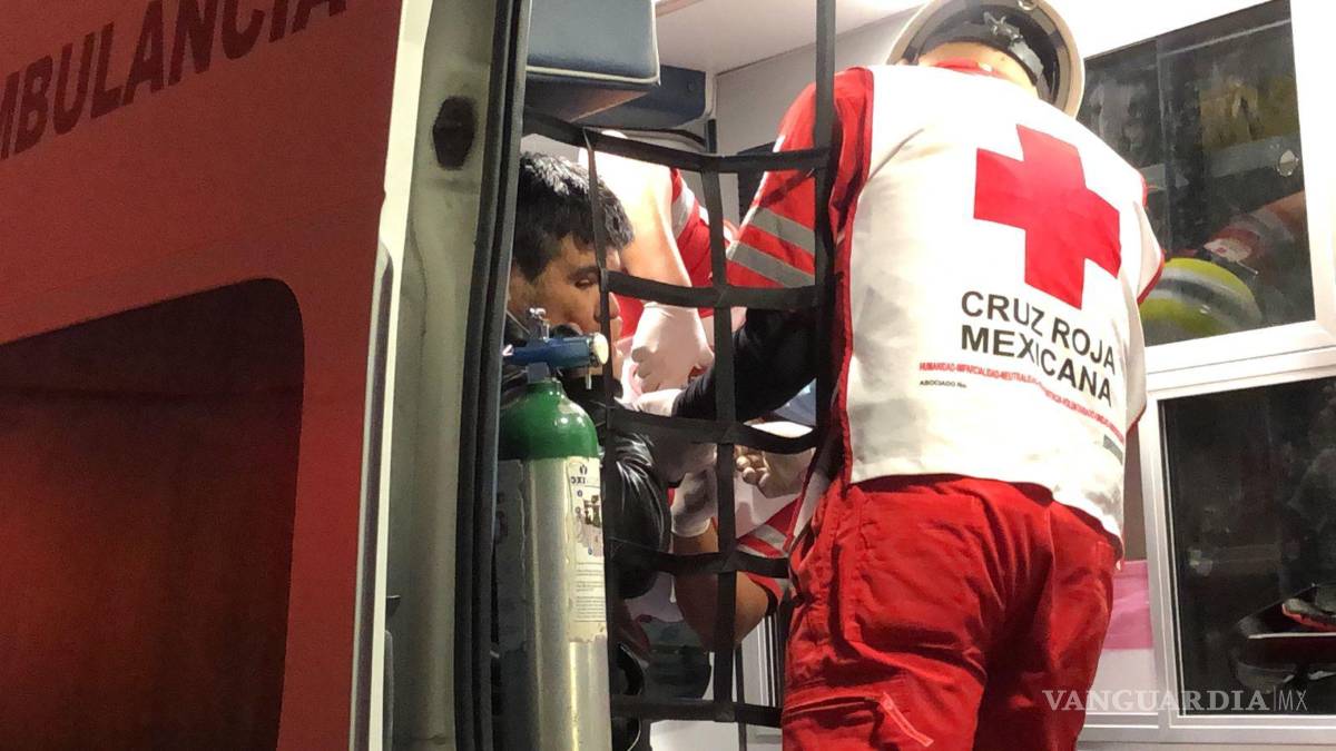 $!El motociclista terminó con golpeado de la cabeza.