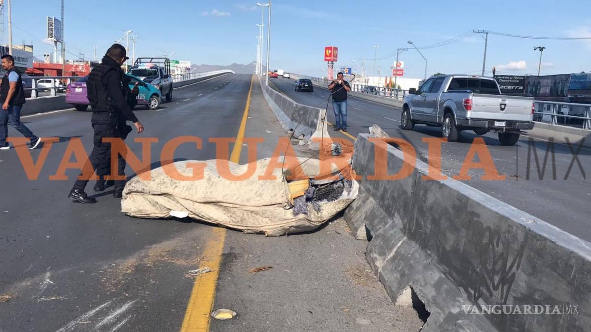 $!Por culpa de un colchón, mujer vuelca en bulevar de Saltillo