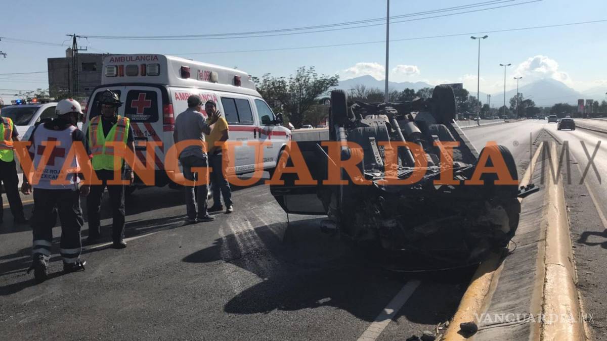 Por culpa de un colchón, mujer vuelca en bulevar de Saltillo