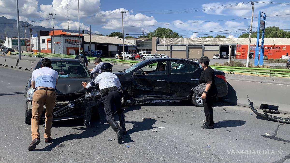 Saltillo: causa choque por cambiar de carril sin precaución