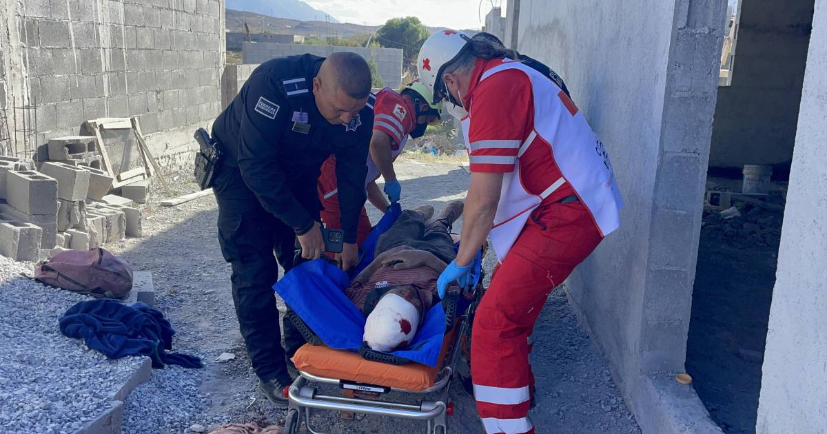 Encuentran a hombre grave entre unas tapias, en Saltillo