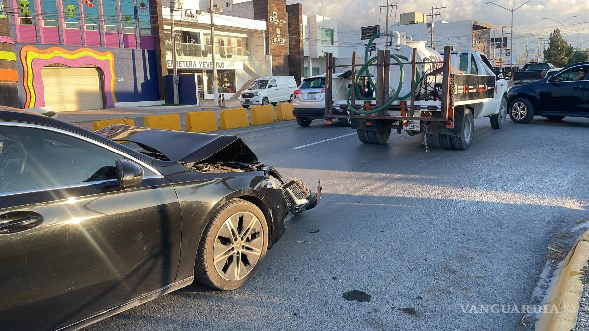 Joven impacta su auto de lujo contra un camión, en Saltillo