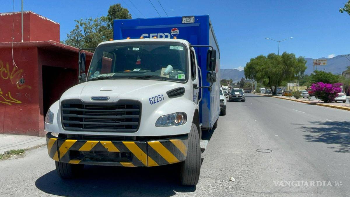 Muere adulto mayor tras ser atropellado por camión refresquero, en Saltillo