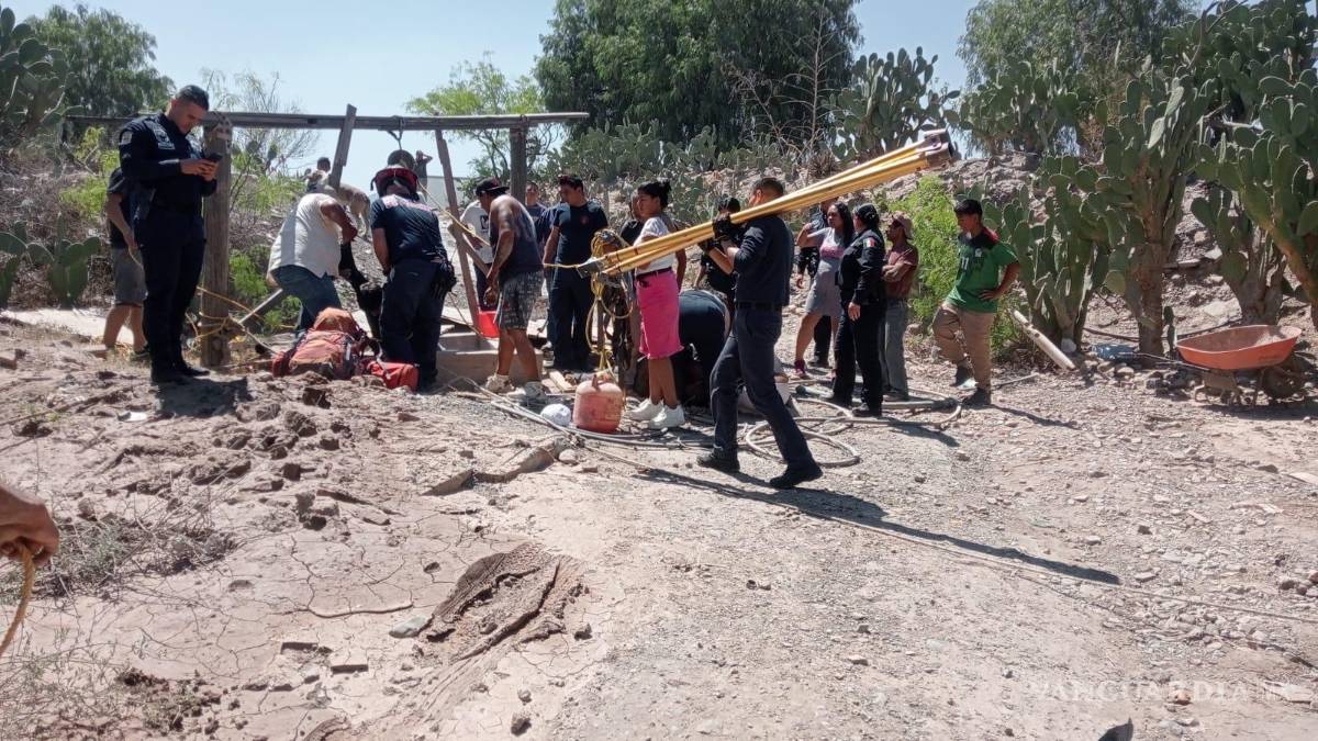 Rescatan bomberos a dos personas del fondo de una noria, en Saltillo