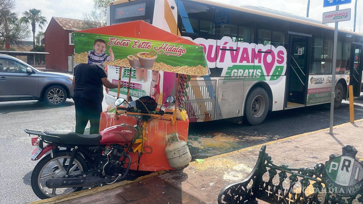 Comerciante se impacta contra camión de pasajeros, en Saltillo