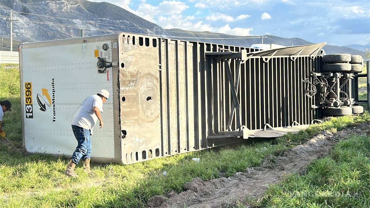 Tráiler se poncha y vuelca en la carretera 57, en Arteaga