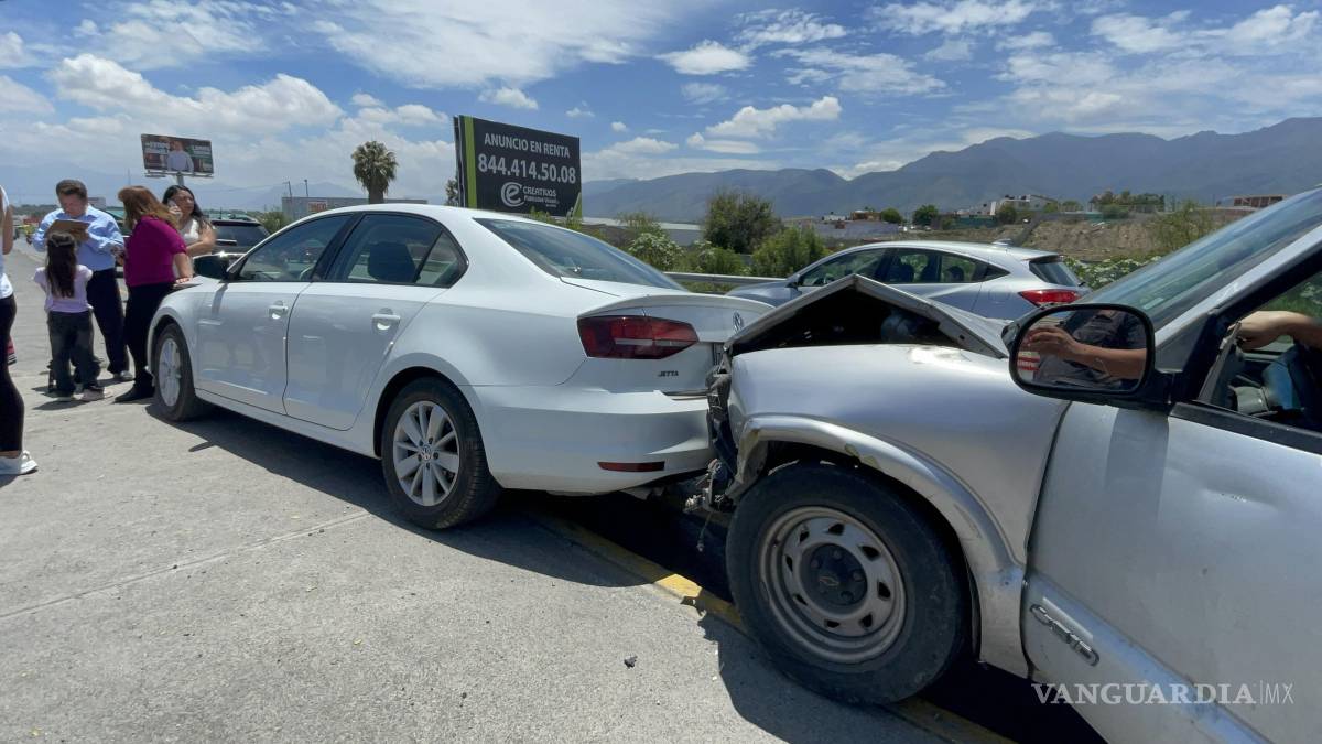 Choque por alcance dejó dos vehículos sobre el camellón en Saltillo
