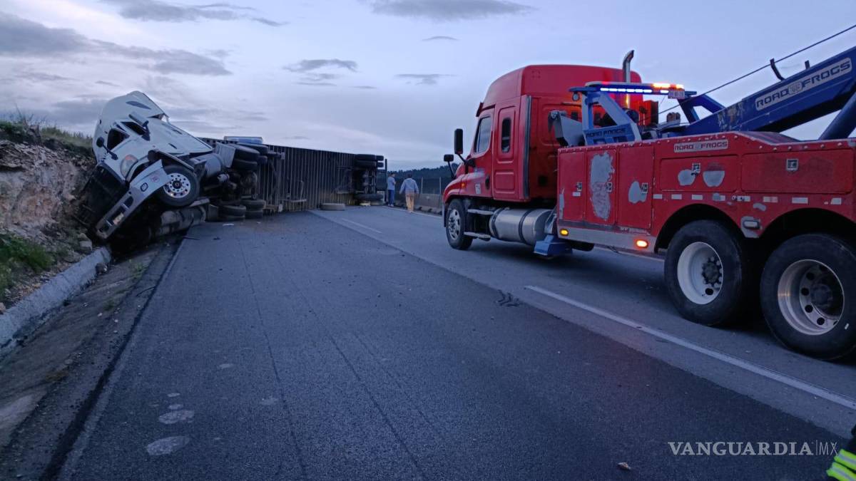 Se vuelca tractocamión en la carretera 57 y bloquea carriles hacia Saltillo