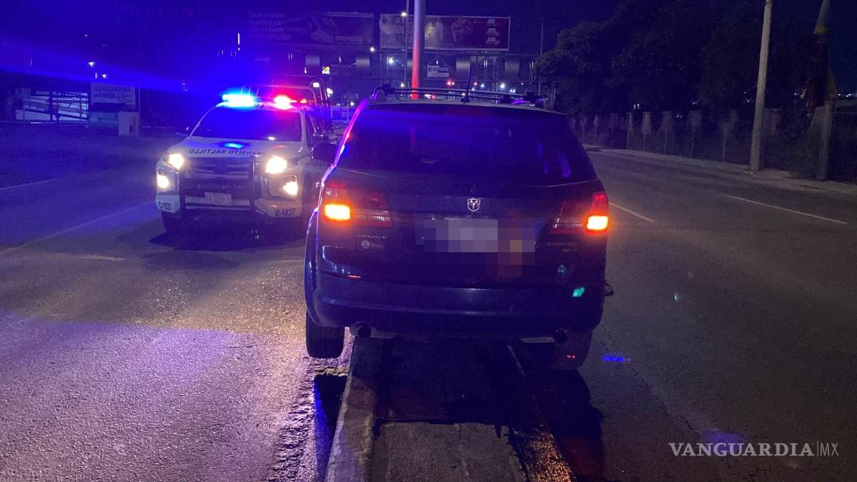 Esquiva a un gato y acaba sobre camellón del LEA, en Saltillo