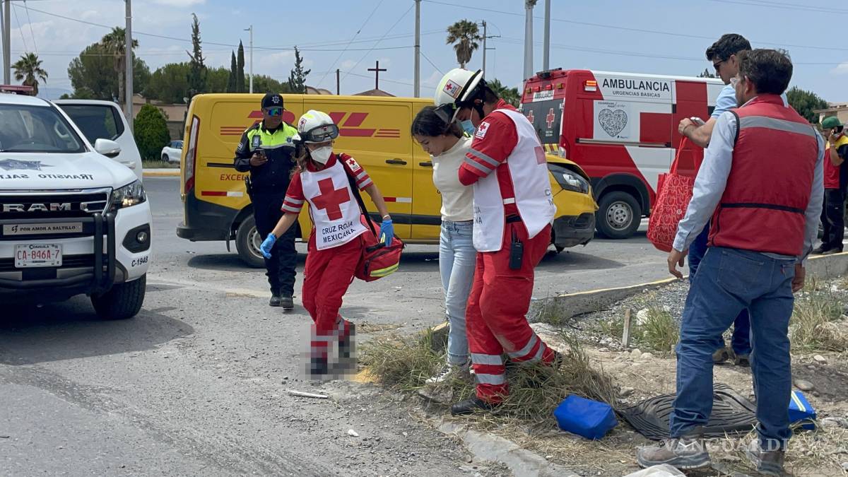 Saltillo: Menor no hace alto, provoca choque y vuelca en Los Pastores