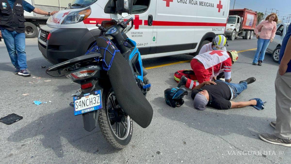 Motociclista se impacta con camioneta y termina lesionado, en Saltillo