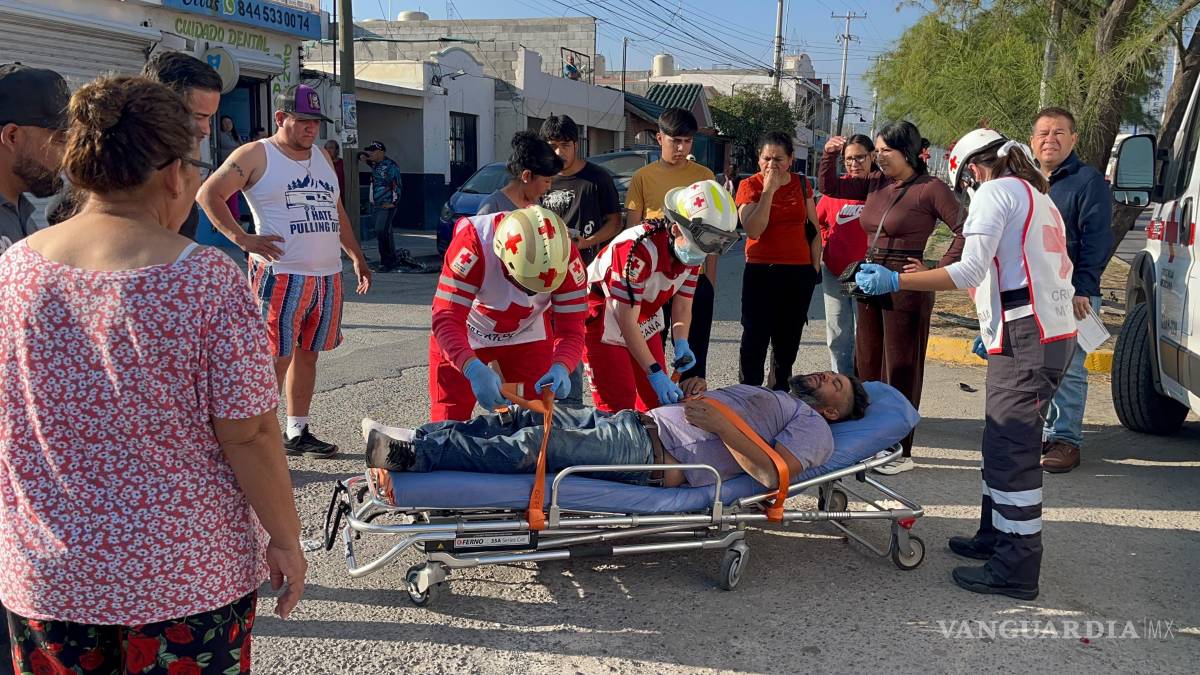 Conductor embiste a motociclista y lo deja herido, en Saltillo