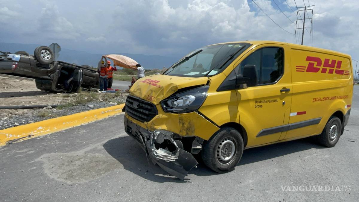 Saltillo: Menor no hace alto, provoca choque y vuelca en Los Pastores