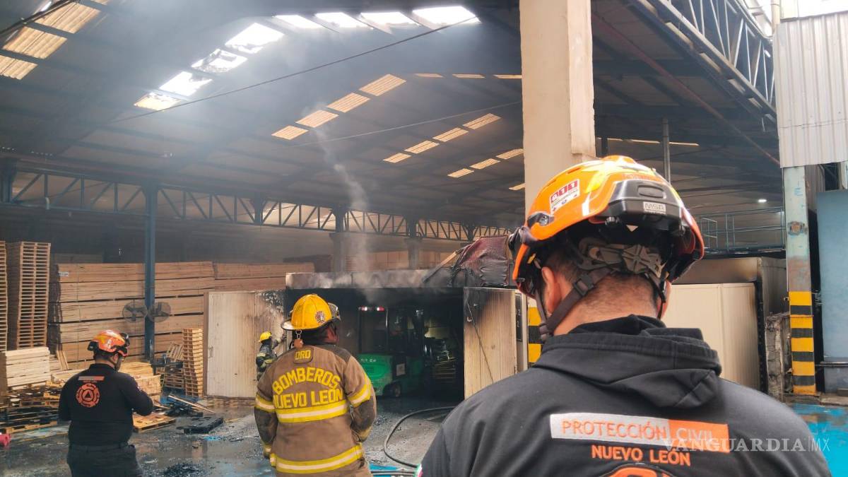 Incendio en bodega deja cuatro intoxicados y más de 180 evacuados, en Nuevo León