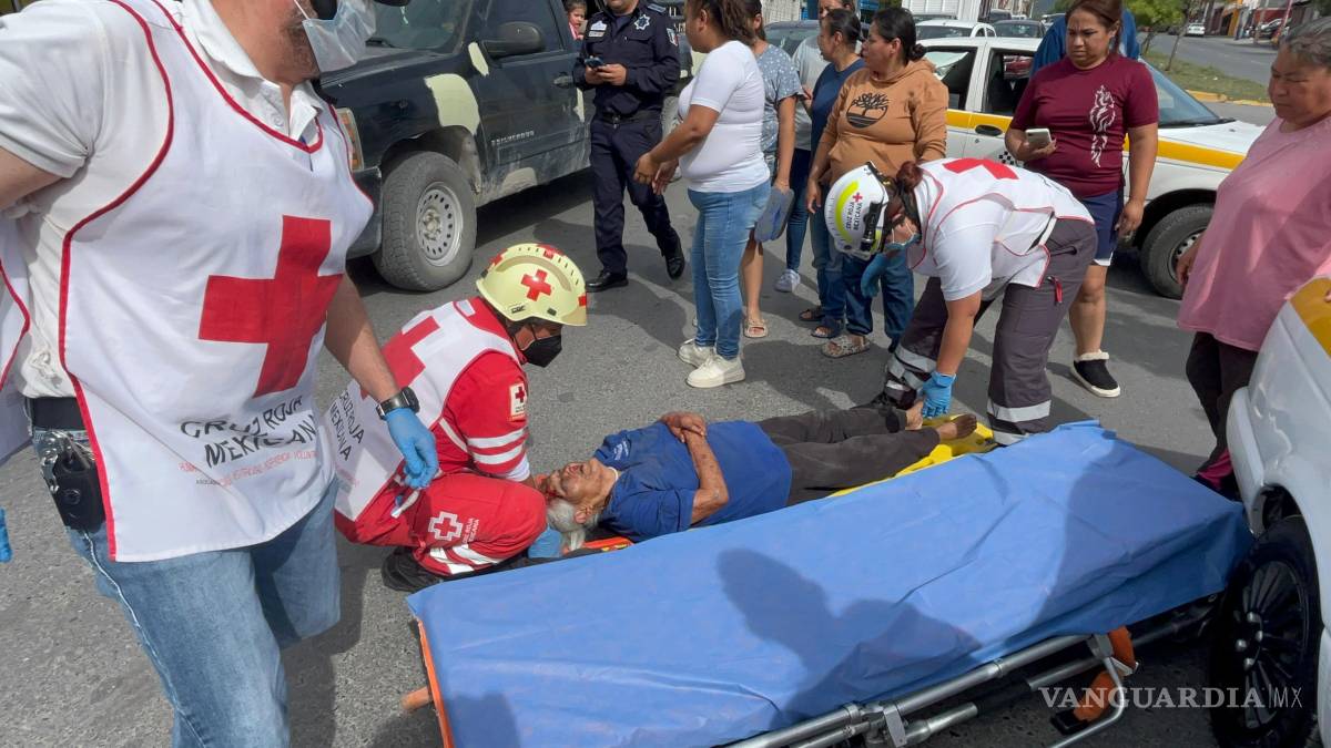 Taxista atropella a adulta mayor y la deja lesionada, en Saltillo