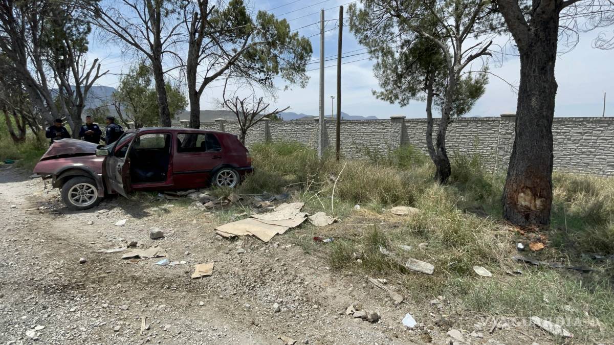 Familia se estrella contra árbol, en Saltillo; uno de los hijos termina grave
