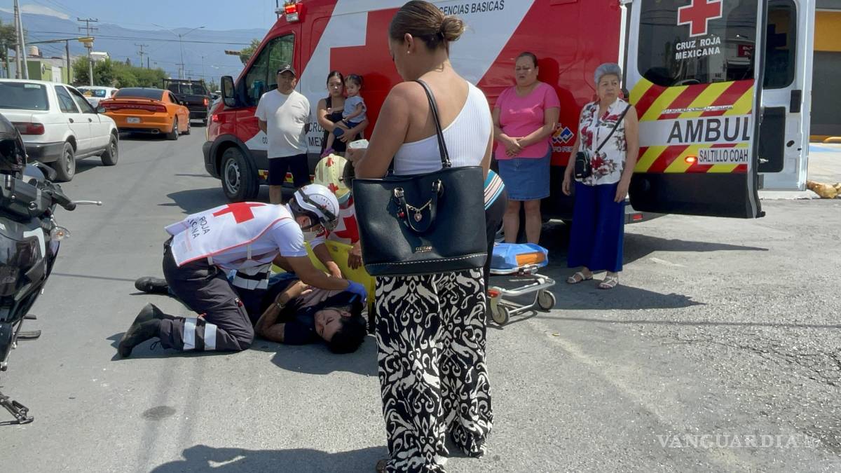 Joven motociclista se impacta contra auto, en Saltillo