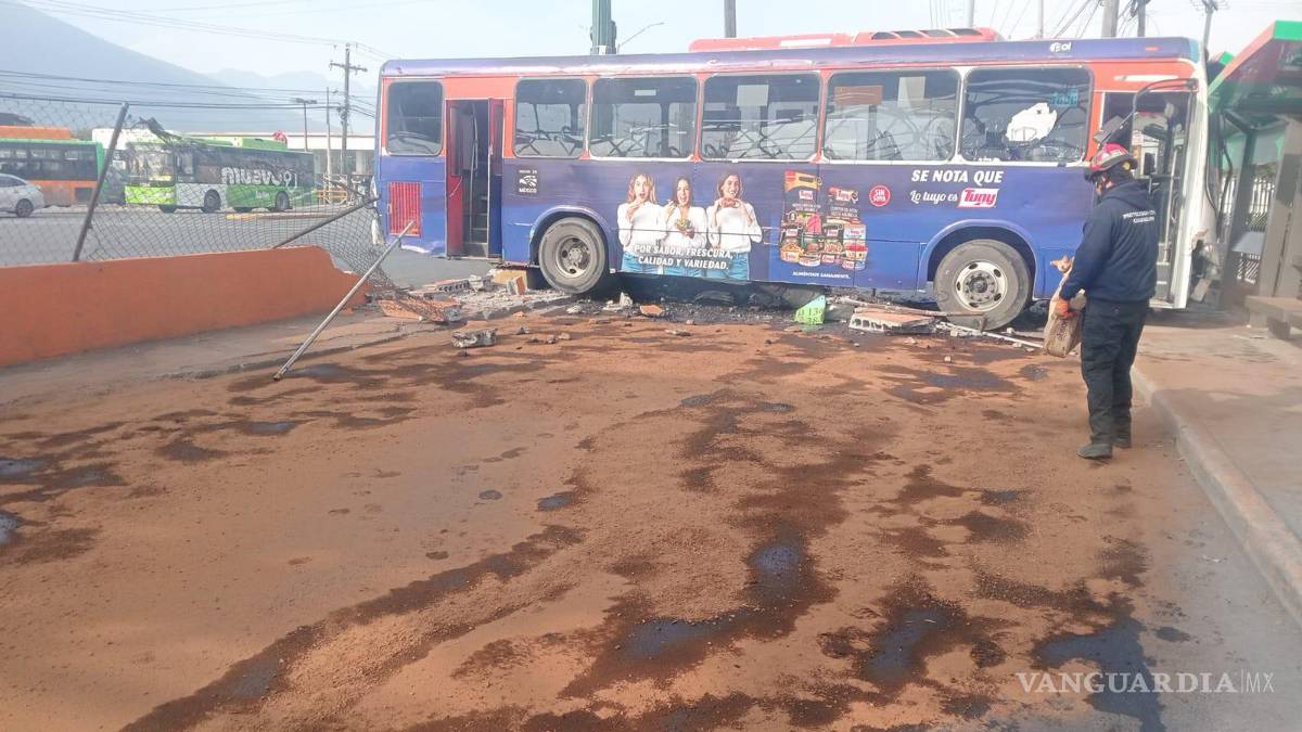 Camión urbano impacta contra barda y parabús en Guadalupe, Nuevo León