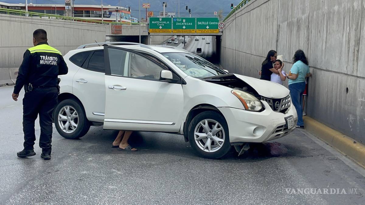 Familia se impacta contra muro de contención, en Saltillo