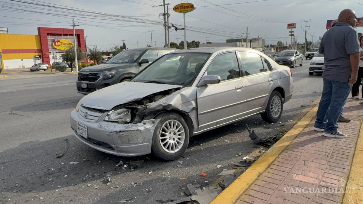 Maniobra para esquivar automóvil termina en choque sobre el periférico, en Saltillo
