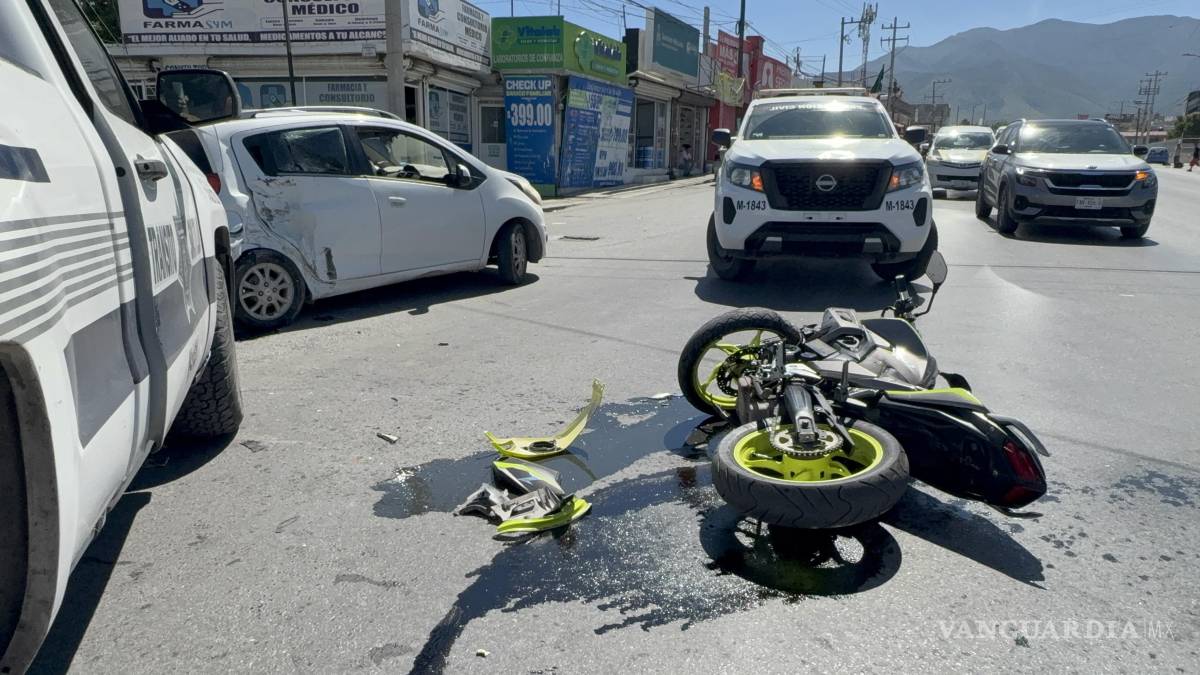 Pasa conductor con luz roja y embiste a motociclista en la colonia Universidad Pueblo de Saltillo