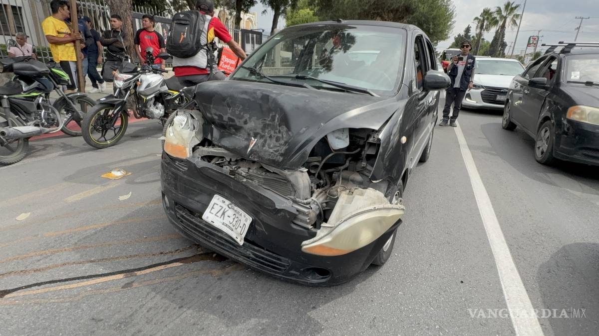 Conductor sufre desmayo y ocasiona accidente múltiple, en Saltillo