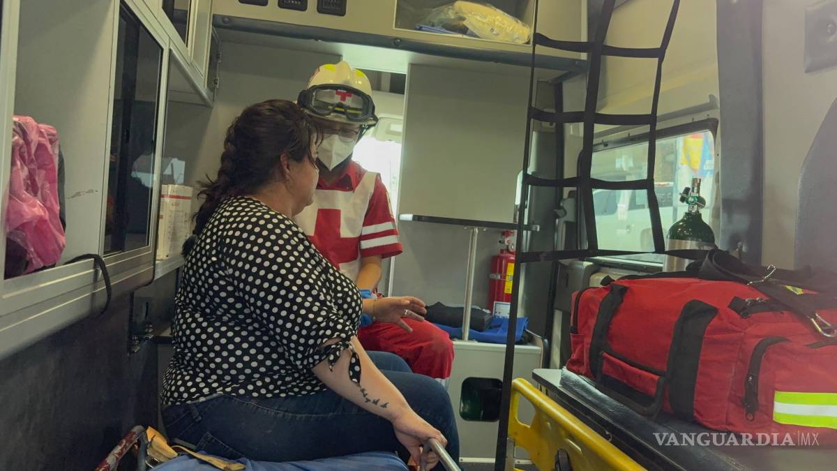 Auto choca a camioneta y la proyecta al camellón, en Saltillo